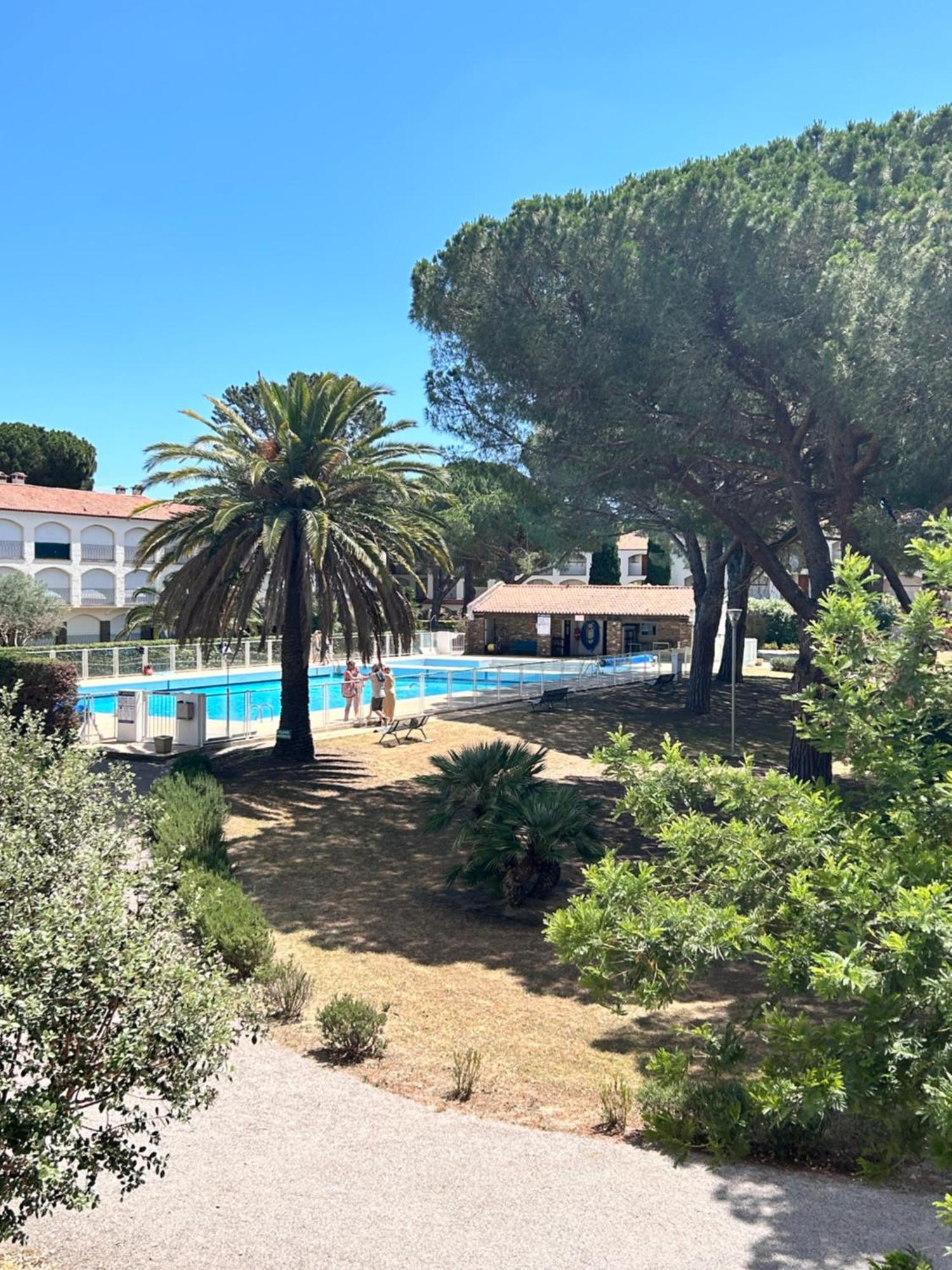 Le Patios , Piscine Terrain Tennis
